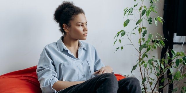 pexels-mikhail-nilov-6592653 zitzakken buiten